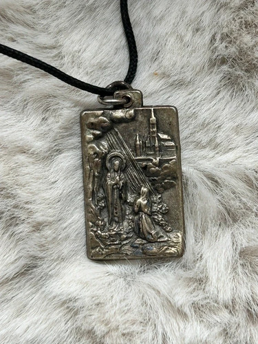 Collier médaillon religieux - ,