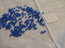 lot de 200 PERLES anciennes  en verre taillé bleu forme toupie bicone 2 tailles