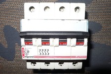 DISJONCTEUR TETRAPOLAIRE 20A