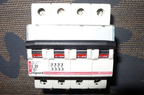 Disjoncteur tetrapolaire 20a - disjoncteur,