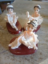3 petites statuettes ou