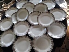 18 Assiettes Plates Sté