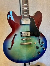 Guitare électrique Epiphone inspirée de Gibson ES-335 figurine Blueberry Burst