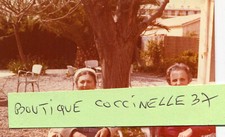 PHoto de 2 amies sous l'arbre à ANTIBES Juan les Pins en avril 1974 A identifier