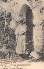 Algérie - Kabylie - Femme kabyle à la fontaine - CARTE PLIÉE Voir les scans