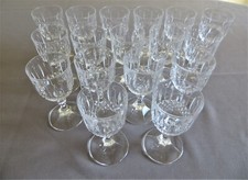 17 verres à pied en cristal taillé RCR