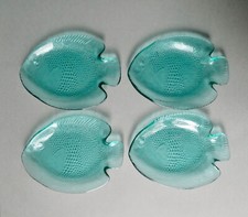 4 petits plats ou assiettes en