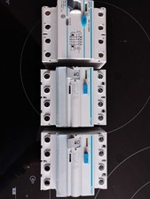 3 disjoncteurs Inter différentiel 40a 30MA Triphasés