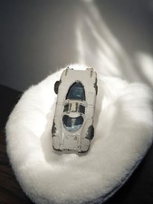 Véhicule miniature ancien rétro, voiture vintage pour collection ou décoration