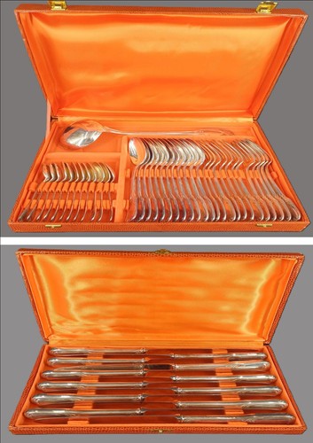 Belle ménagère avec couteaux