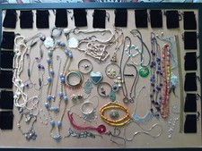 lot de bijoux fantaisie + 21 écrins en velours noirs + 1 petit miroir ROCHAS