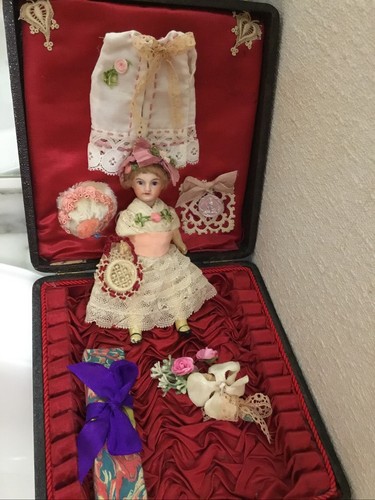 Petite poupée mignonnette - poupée,