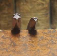 FERS À DORER . LOT 2 FLEURONS  EN BRONZE. modele romantique ref F3 