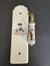 PLAQUE DE PROPRETÉ  AVEC SA POIGNÉE DÉCOR VOITURE ANCIENNE PORCELAINE DE PARIS