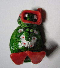 Figurine KINDER FERRERO jouet TORTUE équipée pour plonger PALMES MASQUE TUBA