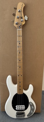 Ernie ball music man stingray - ernie,