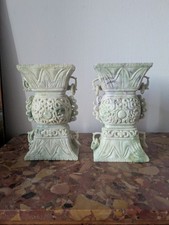 Paire De Vases Chinois En Pierre Dure À Motifs De Feuilles