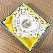 Coupelle cœur en porcelaine ajourée – Scène romantique dorée Circa 1960 + Boîte