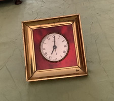 Réveil UTI SWIZA 8 cadre carré années 1960 laiton fond rouge fonctionne