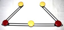 Porte manteau mural vintage en métal patères rouge et jaune 1970