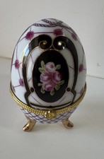 Oeuf en Porcelaine sur Pieds Décors  Style Napoleon III Collection