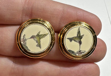 Vintage Barlow Scrimshaw Style Main Peint Colibri Ton Doré Boucles D'Oreilles