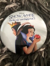SNOW WHITE Pin / Button ANNUAL PASS HOLDER EXCLUSIVE..