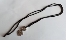 GUESS : Collier Pendentif Coeur en Métal Argenté/Cordon Noir