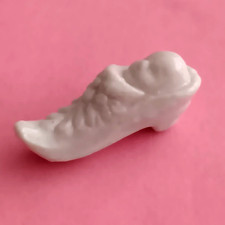 Fève BEAU BEBE DANS SABOT porcelaine émail blanc Long. 2,7cm