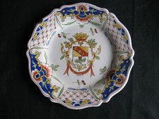 Superbe ancien plat XIXeme en faïence de Desvres blason de Nancy Geo Martel ?