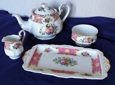 THÉIÈRE, POT À LAIT, SUCRIER OUVERT ET PLAT EN PORCELAINE ANGLAISE ROYAL ALBERT
