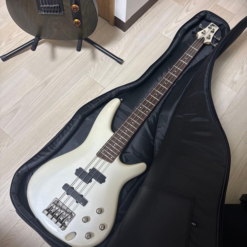 Guitare basse électrique