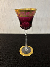 Verre à vin modèle Thistle violet en cristal de Saint Louis
