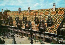 21 - Beaune - L'Hotel Dieu - Le toit de tuiles vernissées - La cour d'honneur -