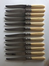 12 ANCIENS COUTEAUX A FROMAGE / DESSERT, VIROLE ARGENT, LAME ACIER, MANCHE EN OS