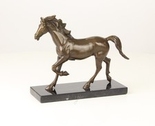 Sculpture Cheval en bronze sur un socle en marbre noir signée