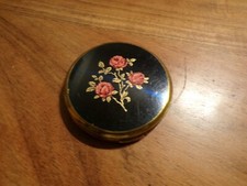 Ancien poudrier en laiton doré avec décor émaillé de roses  ( ref 44 )