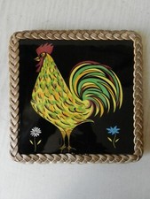« ART VANNERRIE RR » CÉRAMIQUE au COQ ds CADRE ROTIN VINTAGE 1960