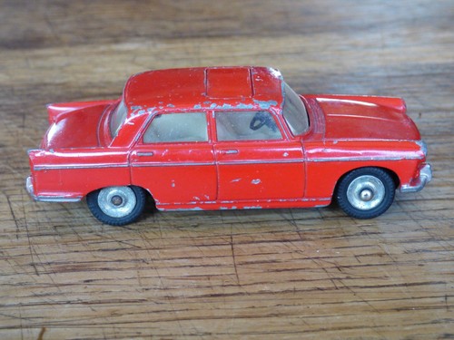 Peugeot 404 dinky toys made - dinky,