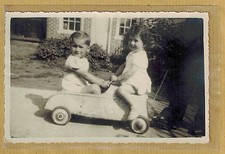 Carte Photo vintage card RPPC enfants jouet voiture tôle à pédales pz030