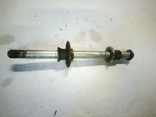 Axe de roue avant SUZUKI 600