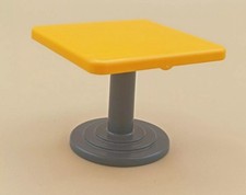 Playmobil-table jaune-orange-gris-hôpital-aéroport-médecin-restaurant