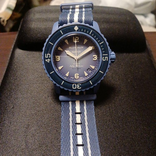 Montre biocéramique bleue