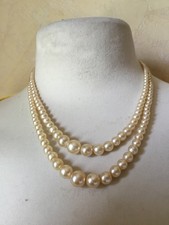 Collier ancien double rangs imitation perles de culture en très bon état.