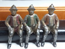 QUIRALU ? LOT DE TROIS PERSONNAGES ANCIENS EN METAL ASSIS ,POMPIERS 5cms
