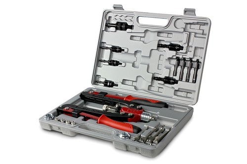Pince à riveter pour rivets