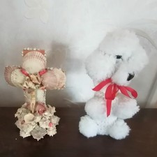 2 bibelot chien crochet sur bouteille + croix en coquillage