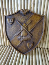 blason en bois sculpté