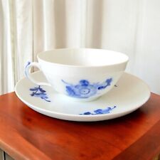 Denmark. Royal Copenhagen. Tasse à thé en porcelaine modèle fleurs bleues 8049