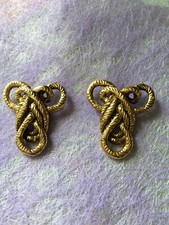 Bijou pinces de chaussures doré BERNARD PRIOUL en très bon état.